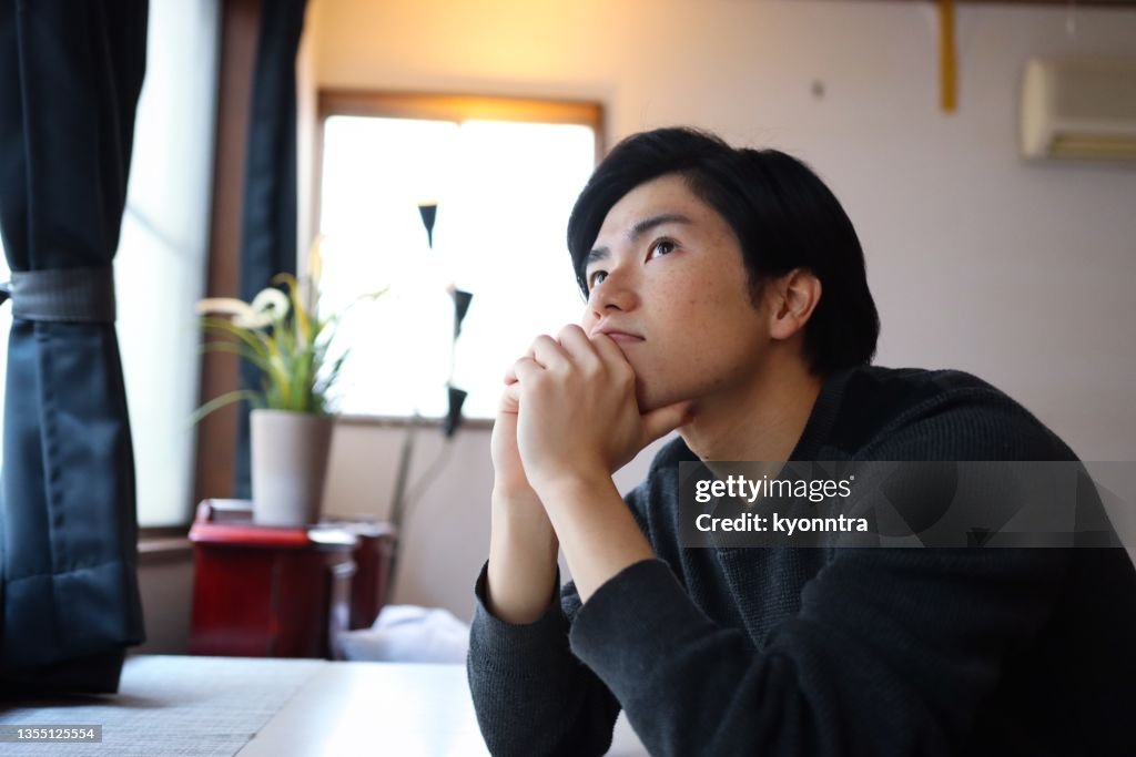 何かを考えている若者