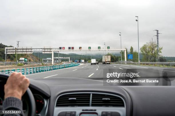 car point of view, luminous signs on a highway to regulate traffic in a tunnel area. - feu de signalisation pour véhicules photos et images de collection