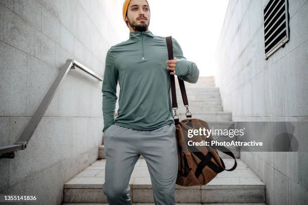 athlete going in the gym. - sporttas stockfoto's en -beelden