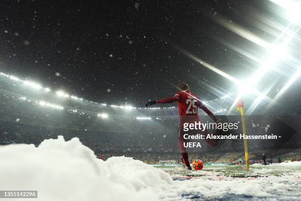 Thomas Mueller of FC Bayern Muenchen takes a corner kick alongside a pile of snow during the UEFA Champions League group E match between Dinamo Kiev...