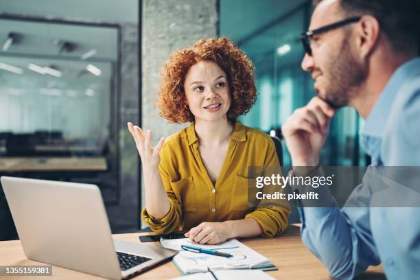 construyendo negocios exitosos juntos - redhead fotografías e imágenes de stock