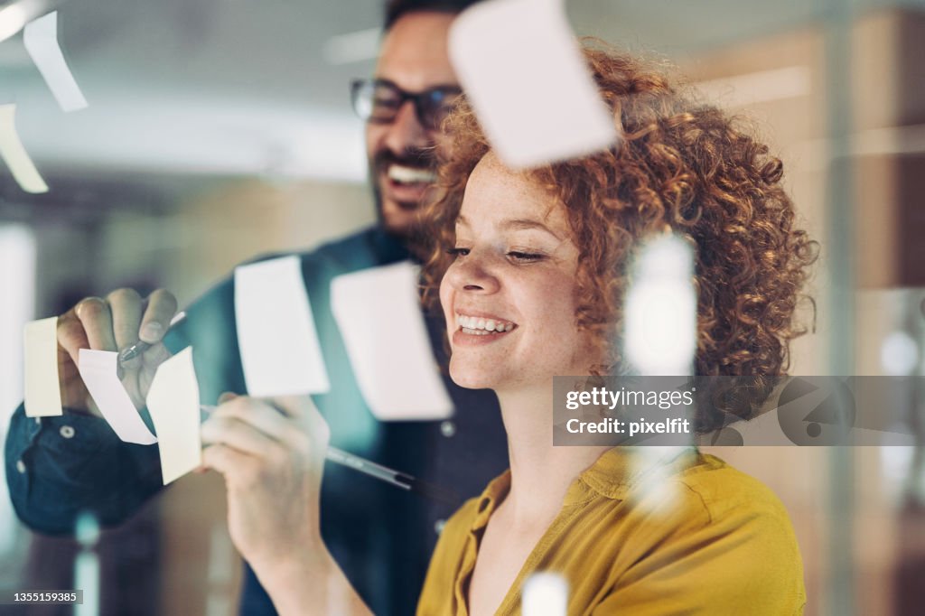 Geschäftspartner diskutieren Lösungsansätze