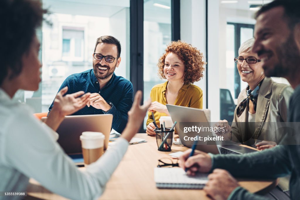 Geschäftsleute sitzen am Tisch und reden