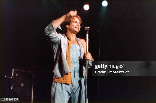 Singer David Lee Roth performs at the Mirage nightclub in Minneapolis, Minnesota on August 17, 1994.