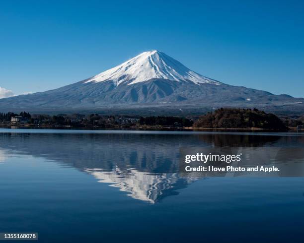 spring fuji at lake kawaguchi - fuji stockfoto's en -beelden