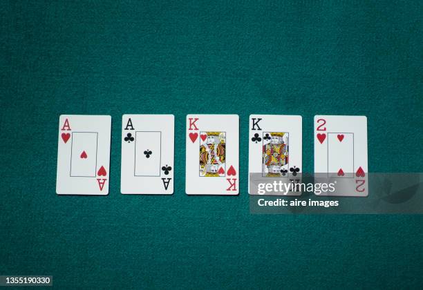 closeup shot of five playing cards on a green background - casino table games stockfoto's en -beelden