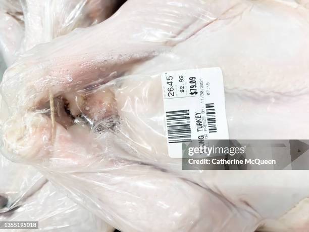 rising cost of thanksgiving dinner: $80 for a fresh turkey - truthahn geflügelfleisch stock-fotos und bilder