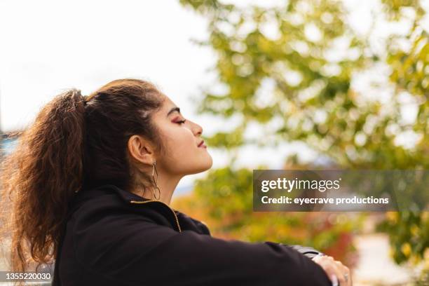 generation z frau mexikanisch-amerikanischer ethnizität auf hochhausbalkon afro-latinx lifestyle fotoserie - amerikaner mit mexikanischer herkunft stock-fotos und bilder