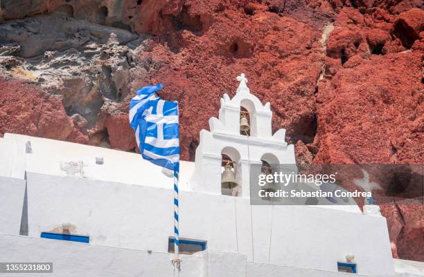 white greek orthodox church built on red rock in santorini, greece - solo vermelho - fotografias e filmes do acervo