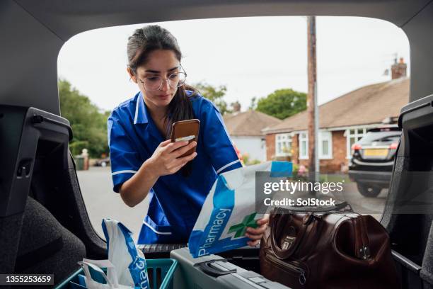 checking the prescription - achterbak-van-auto stockfoto's en -beelden