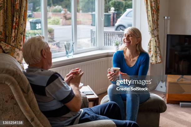 talking over a cup of tea - volunteer aged care stock pictures, royalty-free photos & images