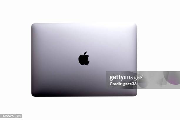 novo macbook air (2021) em isolado em branco - apple macintosh - fotografias e filmes do acervo