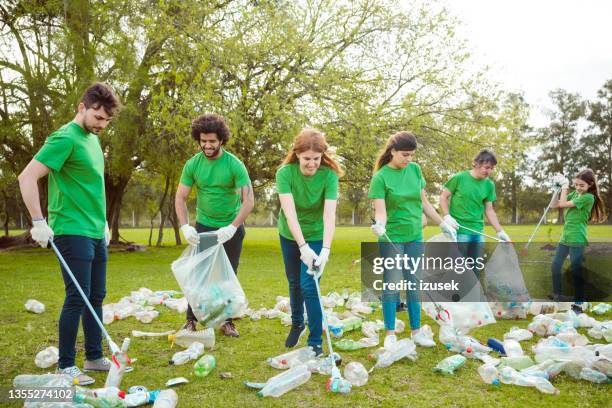 environmentalist cleaning public park - claw machine bildbanksfoton och bilder