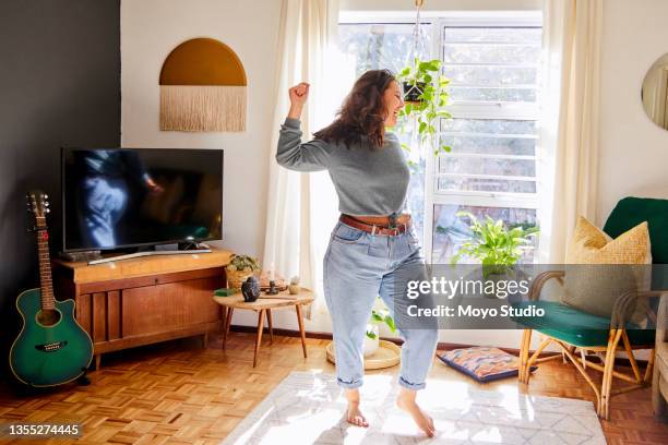 toma de cuerpo entero de una atractiva joven bailando en su sala de estar en casa - baile fotografías e imágenes de stock