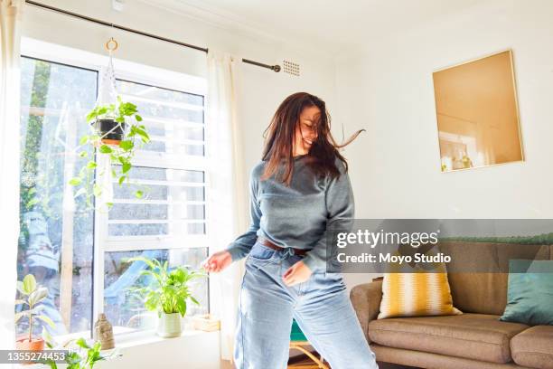 photo d’une jolie jeune femme dansant dans son salon à la maison - clothing shot flat photos et images de collection