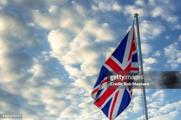 british flag during sunrise - ejército británico fotografías e imágenes de stock