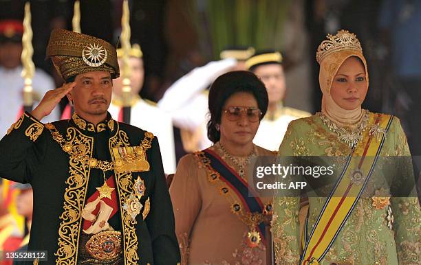The outgoing 13th king of Malaysia, Tuanku Mizan Zainal Abidin and Queen Nur Zahirah , stand for the national anthem during a farewell ceremony at...