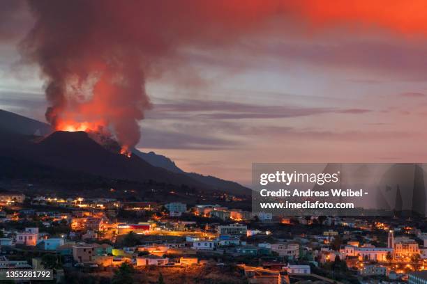 amanecer con volcán - erupción cumbre vieja - forces of nature stock-fotos und bilder