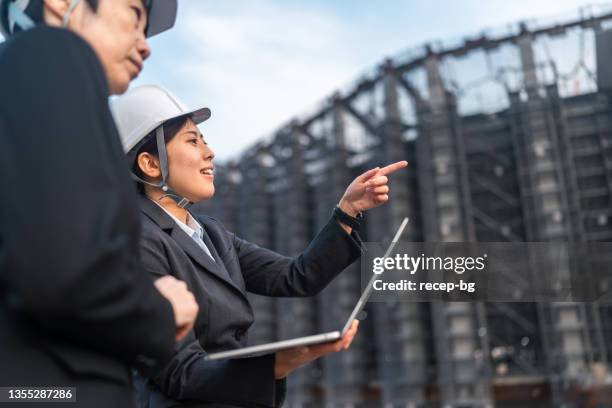 建設現場で一緒に働く女性エンジニア - 建設現場　日本 ストックフォトと画像