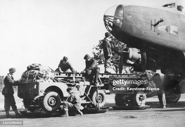 Chargement d'une jeep à bord d'un avion lors de manoeuvres de l'armée britannique, en 1947.