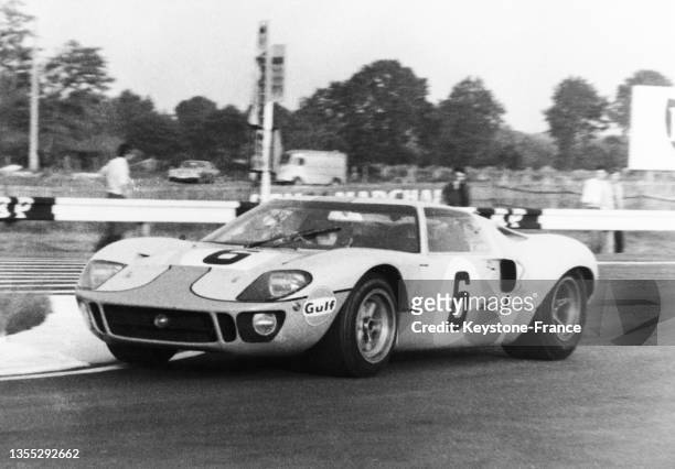 La 'Ford GT40' la Jacky Ickx et Jackie Oliver lors des 24 Heures du Mans, le 15 juin 1969.