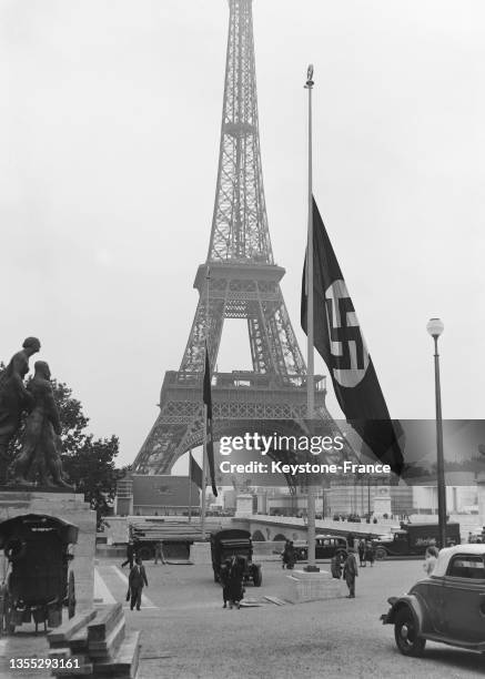 Le drapeau de l'Allemagne nazi devant la tour Eiffel lors de l'Exposition Universelle de Paris, le 1er juin 1937.