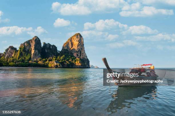 longtail boat near railay beach, krabi, thailand - phuket photos et images de collection