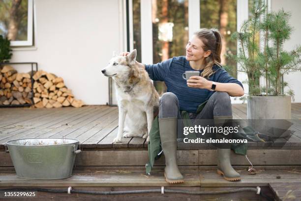 庭で働く女性(家、犬、休憩) - tea outdoor ストックフォトと画像