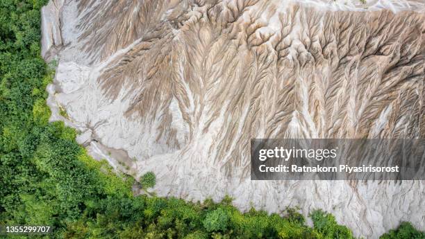 aerial drone view of the grand canyon of thailand at ratchaburi province. represents the pattern of the soil surface caused by wind and water blowing. - grenzbaum stock-fotos und bilder