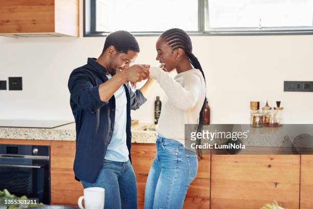 foto de una joven pareja feliz bailando en su cocina en casa - couples making passionate love fotografías e imágenes de stock