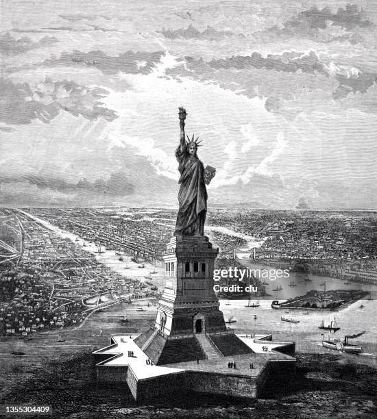die riesige freiheitsstatue im hafen von new york, freiheitsstatue - statue of liberty cartoon stock-grafiken, -clipart, -cartoons und -symbole