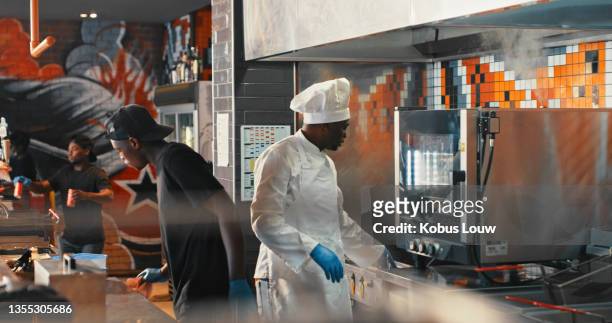 foto de un chef preparando comida en una cocina comercial en un restaurante - freidora fotografías e imágenes de stock