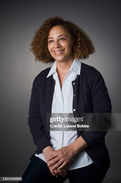 studio portrait of middle aged mixed race woman - tre quarti anteriore foto e immagini stock