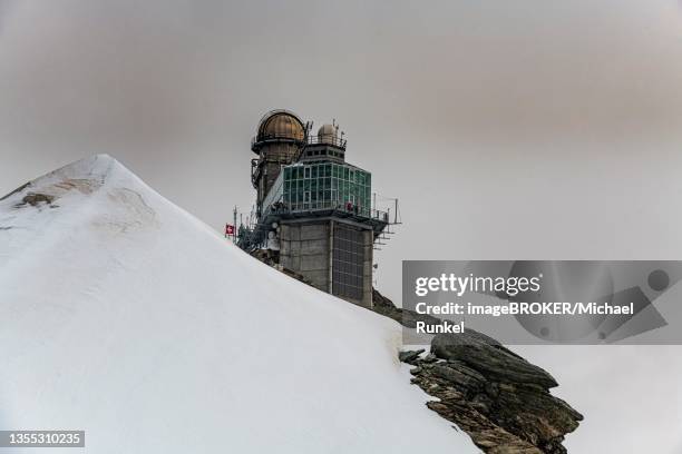 hillstation on the jungfraujoch, bernese alps, switzerland - jungfraujoch stockfoto's en -beelden