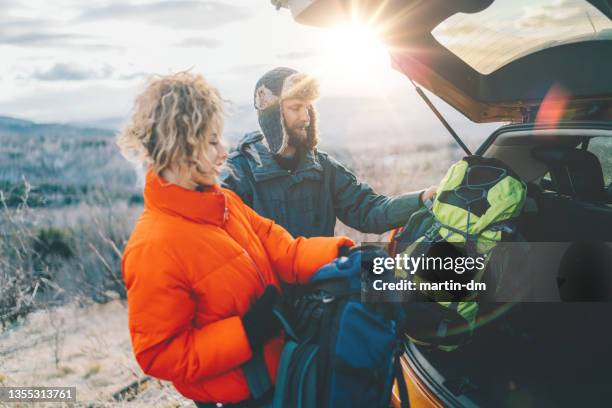 paar auf winterwanderung - luggage trunk stock-fotos und bilder