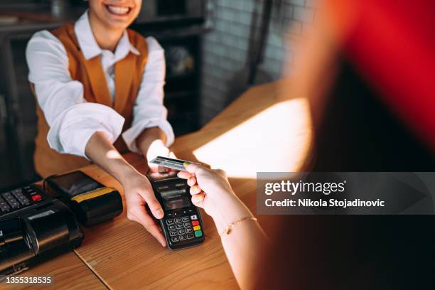 pays with plastic card in cafe for lunch - poes bildbanksfoton och bilder