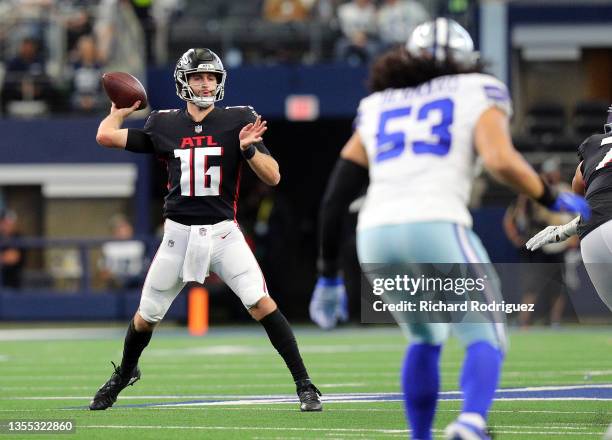Josh Rosen of the Atlanta Falcons passes the ball against the Dallas Cowboys at AT&T Stadium on November 14, 2021 in Arlington, Texas.