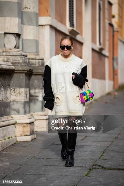 Multi-bag Louis Vuitton worn by Paola Alberdi on the account