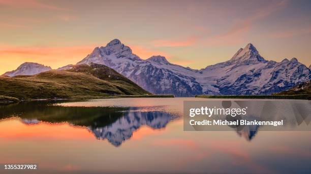 sunrise at bachalpsee - schweiz - berner alpen 個照片及圖片檔