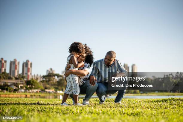 familienspaziergang am späten nachmittag im stadtpark - cultura afro americana stock-fotos und bilder