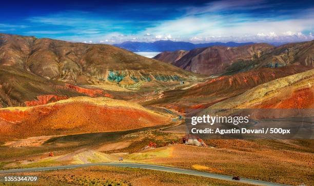 scenic view of mountains against sky,purmamarca,jujuy,argentina - noord zuid amerika stockfoto's en -beelden