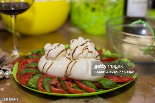 close-up of food in plate on table - mur cuisine stockfoto's en -beelden