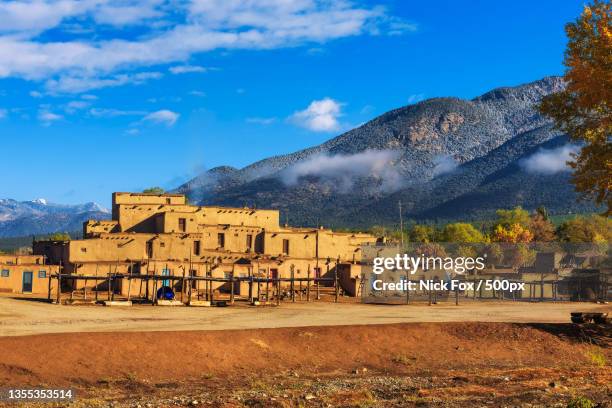 scenic view of field against sky - pueblo stock-fotos und bilder