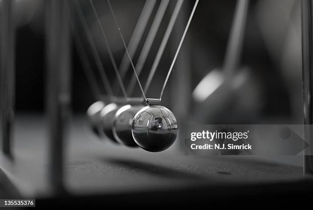 newton's cradle in motion - metallic balls - newtons cradle stockfoto's en -beelden