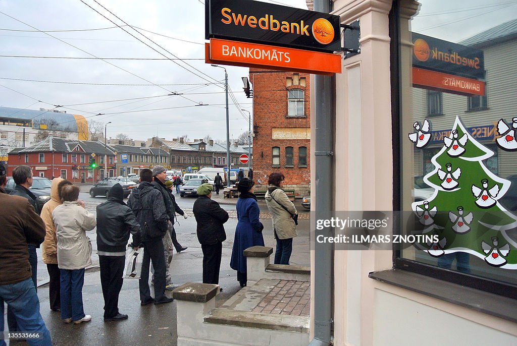 People line up to withdraw cash at a Swe