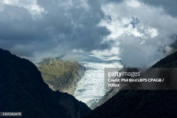 scenic view of mountains against sky - new zealand foto e immagini stock