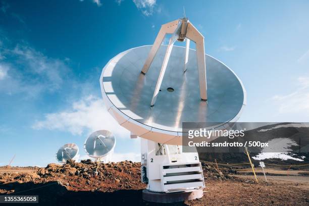 low angle view of satellite dish against sky,hawaii county,hawaii,united states,usa - telescopio astronómico fotografías e imágenes de stock