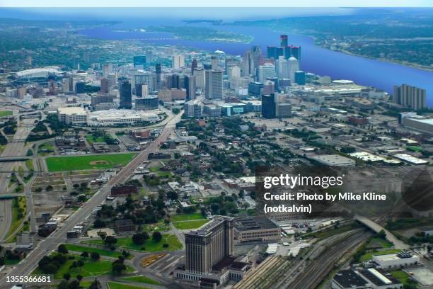 detroit - the motor city - from the air - belle isle michigan stock pictures, royalty-free photos & images