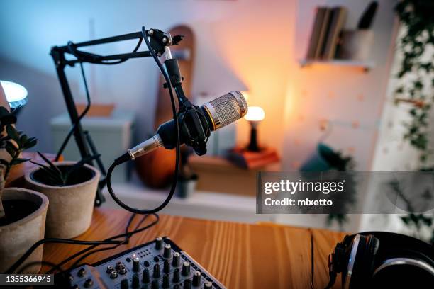 micrófono para grabar podcast en estudio - microphone desk fotografías e imágenes de stock