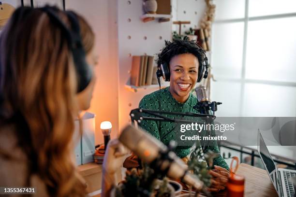 dos jóvenes grabando podcast - radio station fotografías e imágenes de stock